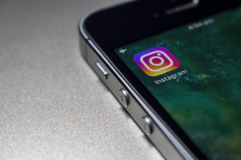 How does instagram make money