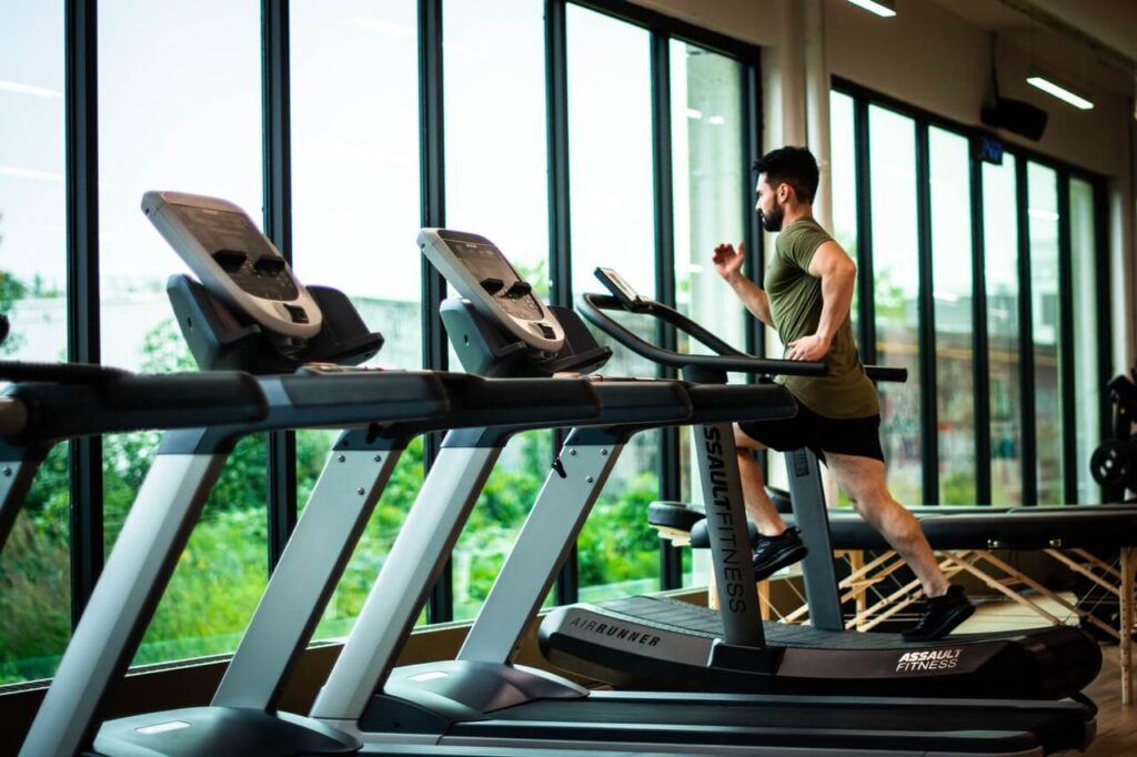 how does planet fitness make money
