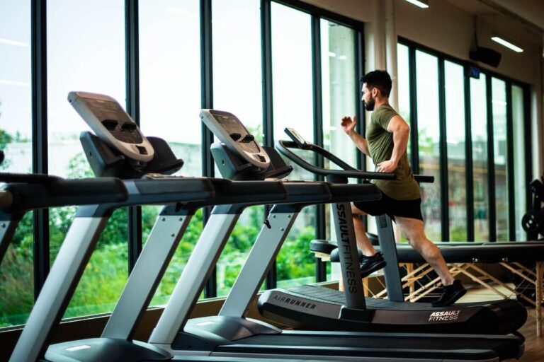 how does planet fitness make money