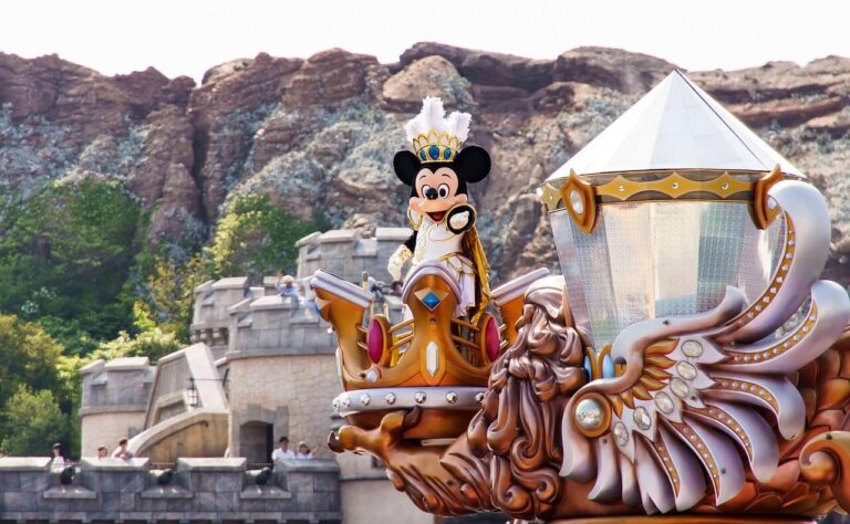 how much does disney world make a day